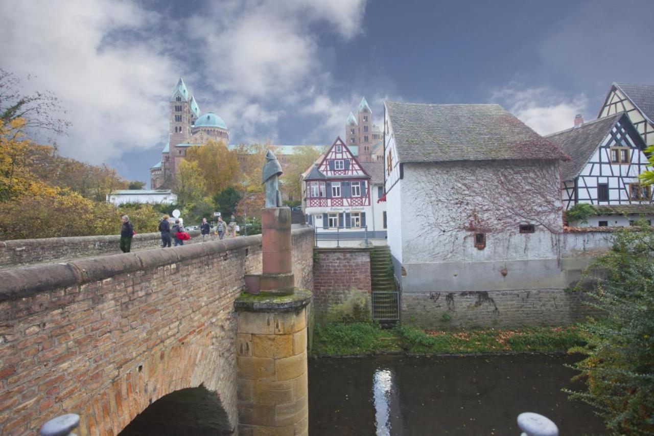 ホテル Gasthaus Zum Halbmond スパイヤー エクステリア 写真